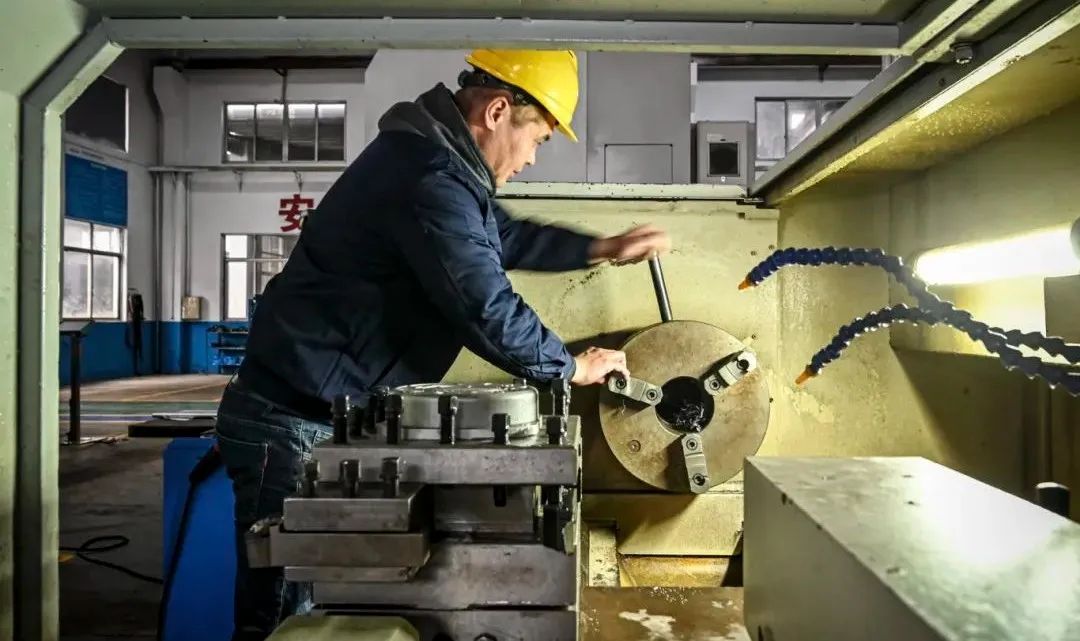 德卡控制阀仪表有限公司车间工人正在加紧生产